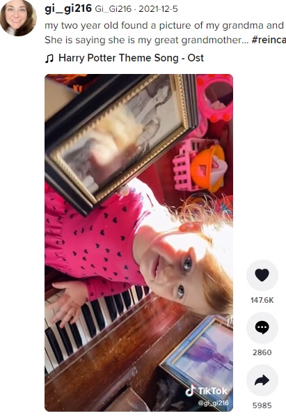 写真を母に見せるエラちゃん（画像は『Gi_Gi216　2021年12月5日付TikTok「my two year old found a picture of my grandma and great grandmother.」』のスクリーンショット）