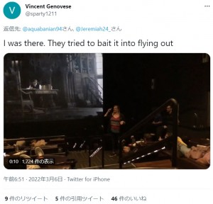 スタッフはコウモリを追い出そうと試みるも上手くいかず（画像は『Vincent Genovese　2022年3月6日付Twitter「I was there.」』のスクリーンショット）