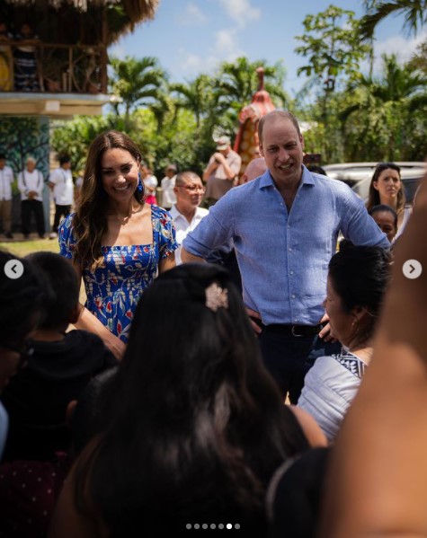 ホプキンス村のカカオ農園を訪れたウィリアム王子とキャサリン妃（画像は『Duke and Duchess of Cambridge　2022年3月20日付Instagram「This is Julio, a master in chocolate making with his family and he’s just given us a tour of their cocoa plantation farm here in southern Belize.」』のスクリーンショット）