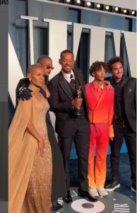 レッドカーペットに登場したウィルの家族（画像は『Vogue　2022年3月28日付Instagram「＠willsmith, who won Best Actor, with his family and ＠saniyyasidney at the ＠VanityFair ＃Oscars Party.」』のスクリーンショット）