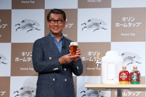 自分で注いだビールを手にする中井貴一