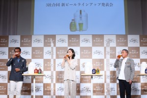 ビールを飲む中井貴一、天海祐希、松尾駿