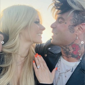 アヴリルの手にはハートのダイヤの婚約指輪が（画像は『Mod Sun　2022年4月7日付Instagram「The day we met I knew you were the one.」』のスクリーンショット）