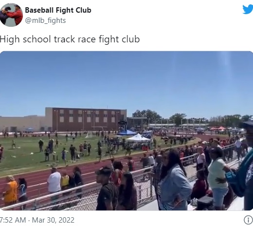 陸上大会で1600mを走るランナー（画像は『Baseball Fight Club　2022年3月30日付Twitter「High school track race fight club」』のスクリーンショット）