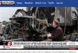事故後のミッチェルさんのトラック（画像は『5 EYEWITNESS NEWS　2022年4月13日付「Driver survives fiery crash on highway in Blaine」』のスクリーンショット）