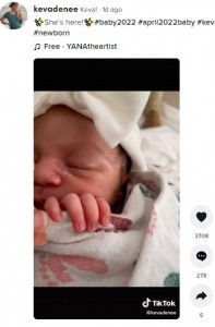 誕生した赤ちゃん（画像は『Keva!　2022年4月24日付TikTok「She’s here!」』のスクリーンショット）
