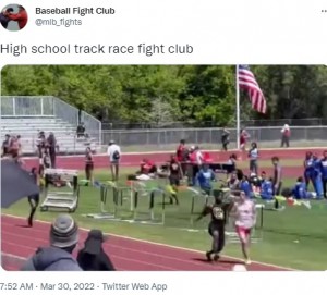 背後から全速力で近づく黒のユニフォームの男（画像は『Baseball Fight Club　2022年3月30日付Twitter「High school track race fight club」』のスクリーンショット）