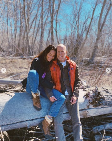 カメラに向かって微笑むブルースに寄り添うエマ（画像は『Emma Heming Willis　2022年4月6日付Instagram「Mom ＆ Dad in their favorite habitat」』のスクリーンショット）