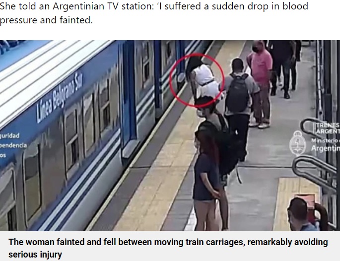 駅のホームで足元がふらつく女性（画像は『Metro　2022年4月18日付「CCTV captures moment fainting woman falls under moving train」』のスクリーンショット）