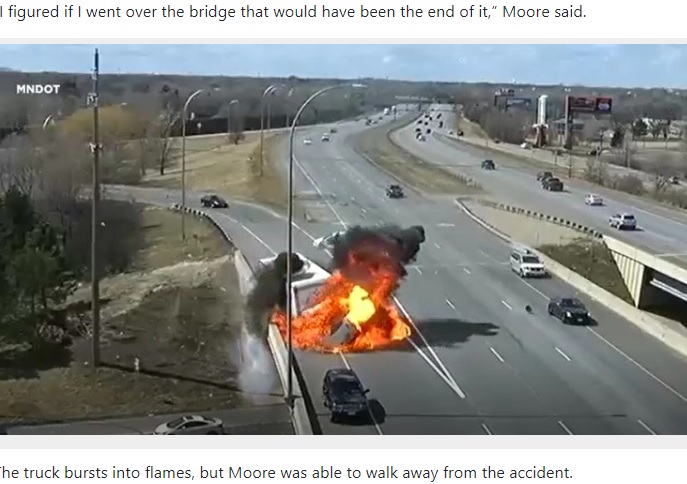 衝突されて炎上するトラック（画像は『5 EYEWITNESS NEWS　2022年4月13日付「Driver survives fiery crash on highway in Blaine」』のスクリーンショット）