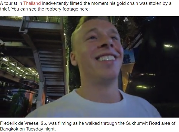 ネックレスが消えたことに気付かないフレデリックさん（画像は『LADbible　2022年4月2日付「Tourist Films The Moment A Woman Stole His Gold Chain As She Hugged Him」（Credit: Viral Press）』のスクリーンショット）