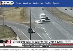 コントロールを失った白の乗用車（画像は『5 EYEWITNESS NEWS　2022年4月13日付「Driver survives fiery crash on highway in Blaine」』のスクリーンショット）