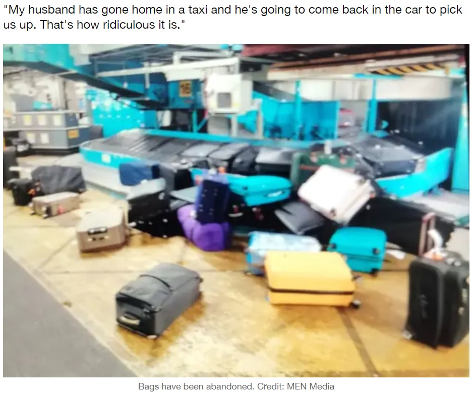 バゲージクレームでは前日から放置されたスーツケースが散乱（画像は『LADbible　2022年4月4日付「UK Airport In Chaos As Passengers Dump Luggage After ‘Management Failure’」（Credit: MEN Media）』のスクリーンショット）