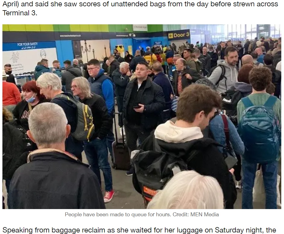 チェックインカウンターにも長蛇の列が（画像は『LADbible　2022年4月4日付「UK Airport In Chaos As Passengers Dump Luggage After ‘Management Failure’」（Credit: MEN Media）』のスクリーンショット）