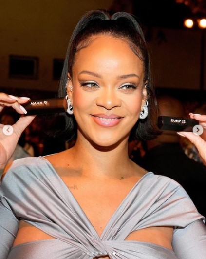 リアーナ、ついにビリオネアの仲間入り（画像は『FENTY BEAUTY BY RIHANNA　2022年3月13日付Instagram「About last night, we showed all the way out with ＠UltaBeauty.」』のスクリーンショット）