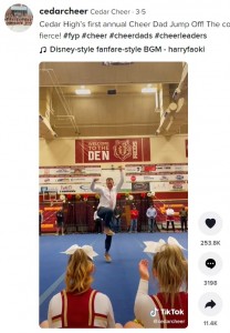 チアリーディングの可愛いダンスも披露（画像は『Cedar Cheer　2022年3月5日付TikTok「Cedar High’s first annual Cheer Dad Jump Off!」』のスクリーンショット）