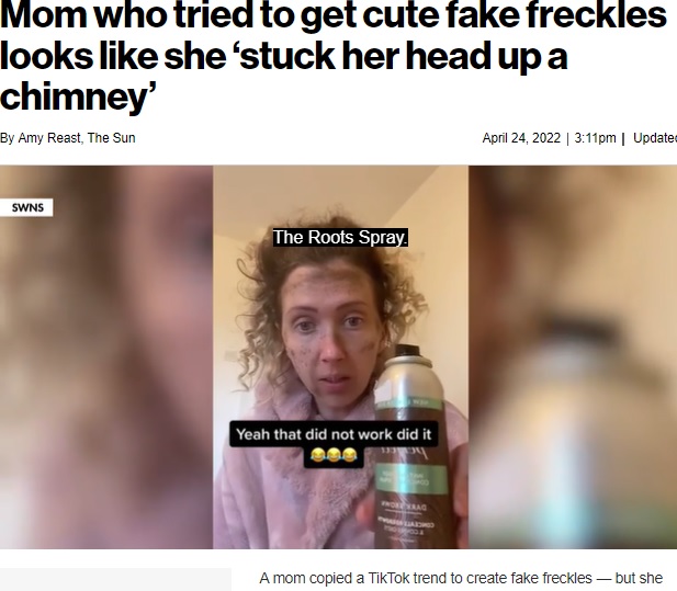 使用したロレアルのルートスプレーを見せるアビーさん（画像は『New York Post　2022年4月24日付「Mom who tried to get cute fake freckles looks like she ‘stuck her head up a chimney’」（Abby Grocott / SWNS）』のスクリーンショット）