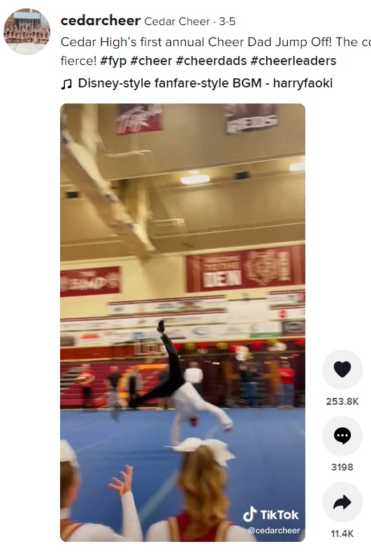 カッコいい姿を見せようと側転する父親も（画像は『Cedar Cheer　2022年3月5日付TikTok「Cedar High’s first annual Cheer Dad Jump Off!」』のスクリーンショット）