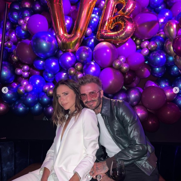 誕生日を仲良く祝うデヴィッド＆ヴィクトリア夫妻（画像は『Victoria Beckham　2022年4月18日付Instagram「Such a special birthday celebrating with my family and close friends.』のスクリーンショット）