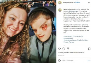 顔の奇形があるクリスチャン君と母レイシーさん（画像は『Lacey Buchanan　2022年1月31日付Instagram「Yesterday, we took the boys to ＠monsterjam !」』のスクリーンショット）