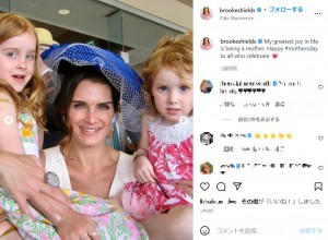 ブルックに寄り添う幼少期のローワンさんとグリアさん（画像は『Brooke Shields　2022年5月9日付Instagram「My greatest joy in life is being a mother.」』のスクリーンショット）