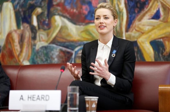 元夫ジョニーとの裁判の棄却を求めるも認められなかったアンバー・ハード（画像は『Amber Heard　2022年1月20日付Instagram「A stands for Activist.」』のスクリーンショット）