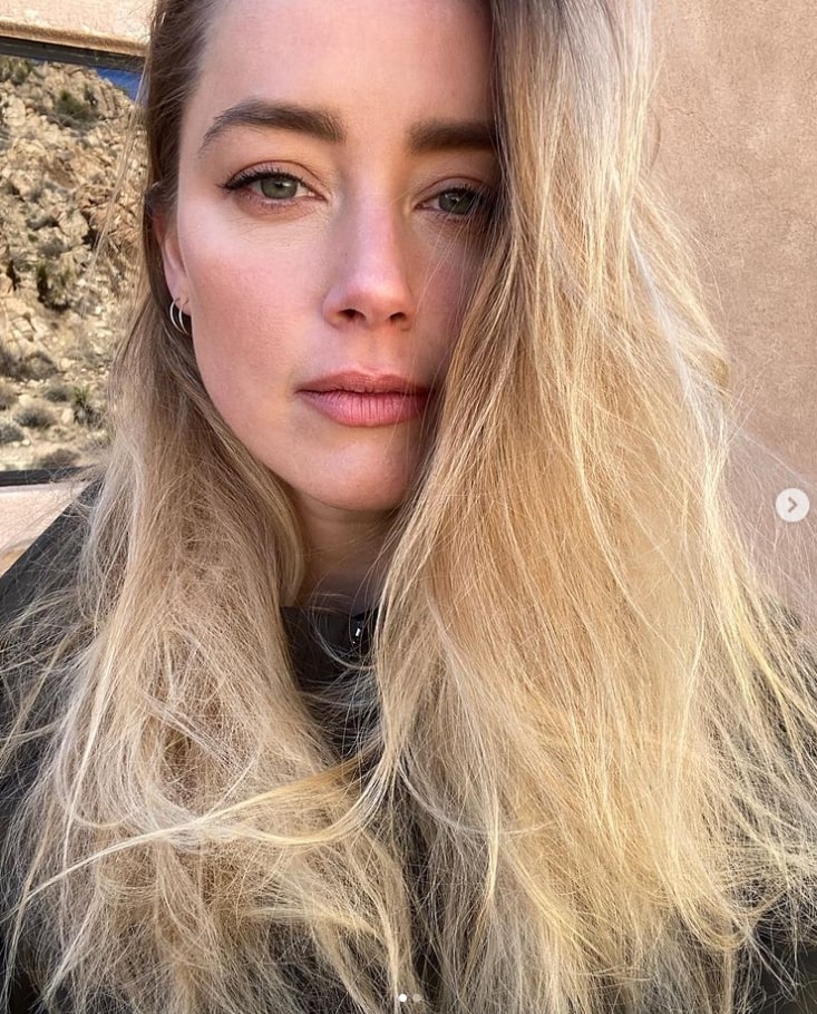 カミール氏に詰め寄られたアンバー・ハード（画像は『Amber Heard　2022年1月29日付Instagram「You won’t see another selfie from me for at least a week」』のスクリーンショット）