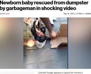 体を動かす赤ちゃん（画像は『New York Post　2022年5月25日付「Newborn baby rescued from dumpster by garbageman in shocking video」（Newsflash）』のスクリーンショット）