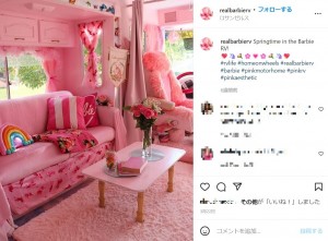 車の中とは思えないインテリアや内装（画像は『Real Life Barbie RV　2021年3月22日Instagram「Springtime in the Barbie RV!」』のスクリーンショット）