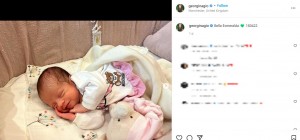 微笑みを浮かべ、心地良さそうに眠るベラちゃん（画像は『Georgina Rodríguez　2022年5月7日付Instagram「Bella Esmeralda」』のスクリーンショット）