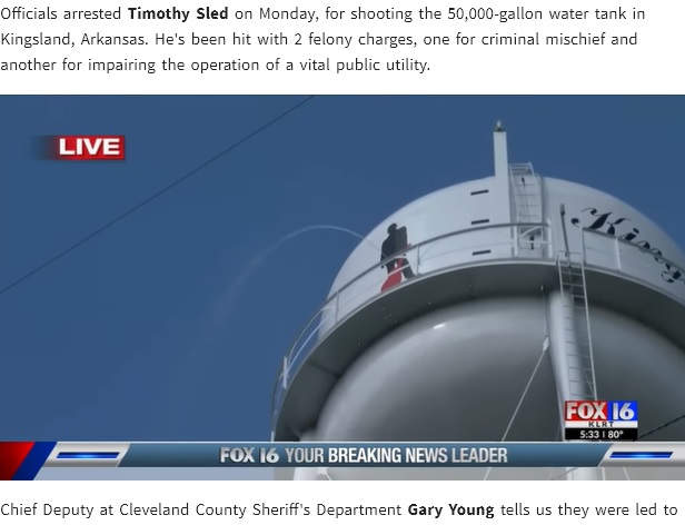 給水塔に描かれたシルエットから放尿？（画像は『TMZ　2022年5月18日付「MAN BUSTED FOR SHOOTING WATER TANK」（Fox 16）』のスクリーンショット）