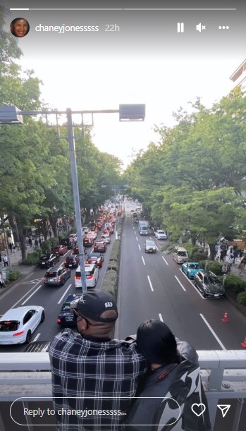 歩道橋の上で寄り添うカニエとチェイニー（画像は『Chaney Jones　2022年5月5日付Instagram』のスクリーンショット）