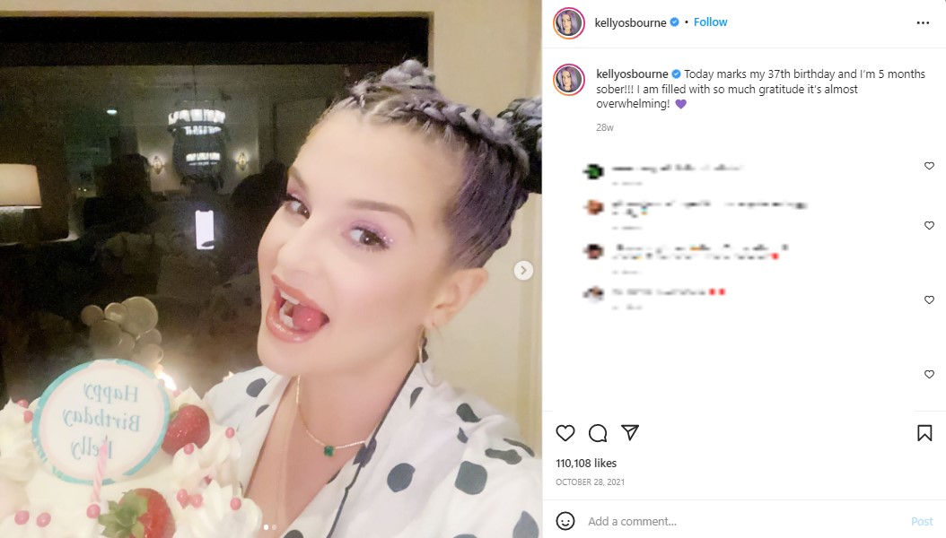 37歳の誕生日に「5か月禁酒してる！」と報告したケリー（画像は『Kelly Osbourne　2021年10月28日付Instagram「Today marks my 37th birthday and I’m 5 months sober!!!」』のスクリーンショット）