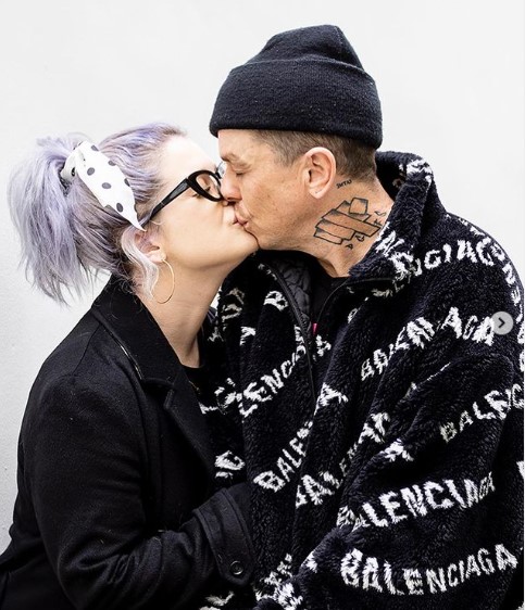 バレンタインデーにシドとのキス写真を公開（画像は『Kelly Osbourne　2022年2月14日付Instagram「After 23 years of friendship I can’t believe where we have ended up!」』のスクリーンショット）