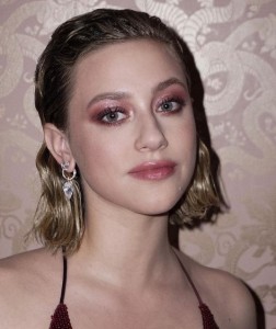 キムを激しく批判したリリ・ラインハート（画像は『Lili Reinhart　2022年3月28日付Instagram』のスクリーンショット）