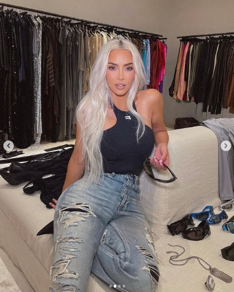 少し前にブロンドヘアにイメチェンしたキム・カーダシアン（画像は『Kim Kardashian　2022年5月16日付Instagram「Blondie」』のスクリーンショット）