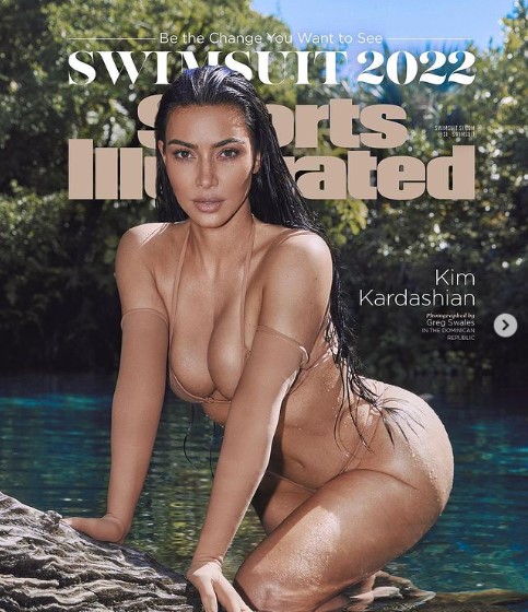 「SKIMS」の水着姿で『Sports Illustrated』の表紙を飾ったキム（画像は『Kim Kardashian　2022年5月17日付Instagram「OMG I’m a Sports Illustrated cover girl!!!!」』のスクリーンショット）