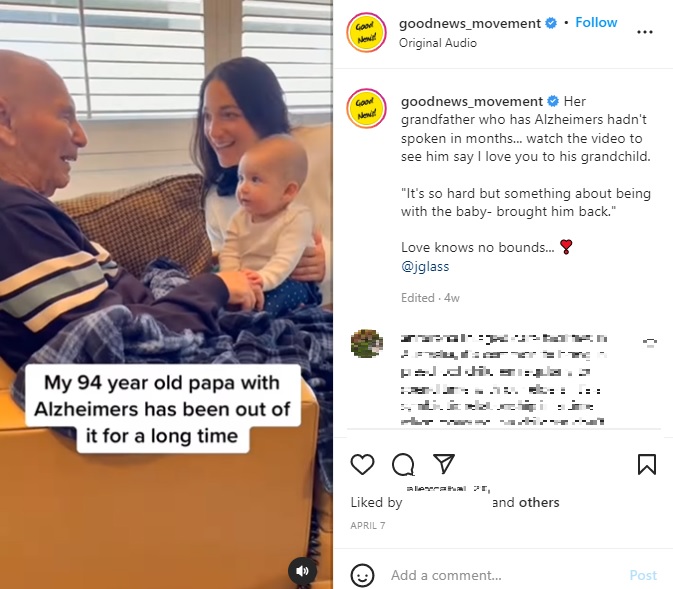 2人のやり取りを見つめるジェイミーさん（画像は『Good News Movement　2022年4月7日付Instagram「Her grandfather who has Alzheimers hadn’t spoken in months」』のスクリーンショット）