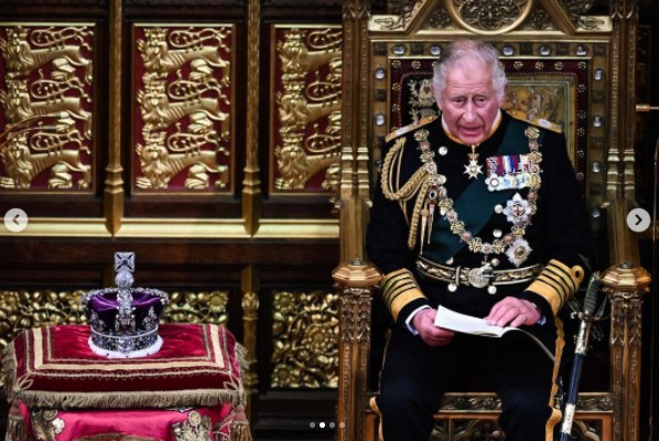 チャールズ国王、戴冠式は縮小して開催か（画像は『The Royal Family　2022年5月10日付Instagram「Today The Prince of Wales read The Queen’s speech at the State Opening of Parliament for the first time.」』のスクリーンショット）