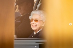 車窓から笑顔を見せたエリザベス女王（画像は『Royal Windsor Horse Show　2022年5月13日付Instagram「It was a pleasure to have Her Majesty The Queen at Royal Windsor Horse Show today and congratulations on her Championship win!」』のスクリーンショット）