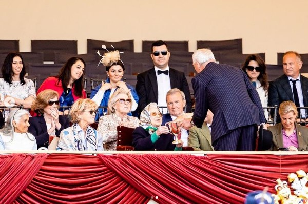 優勝したポニーへのトロフィーを受け取る女王（画像は『Royal Windsor Horse Show　2022年5月13日付Instagram「It was a pleasure to have Her Majesty The Queen at Royal Windsor Horse Show today and congratulations on her Championship win!」』のスクリーンショット）