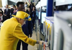 オイスターカードのチャージの仕方を教わる女王（画像は『The Royal Family　2022年5月17日付Instagram「Celebrating the opening of the Elizabeth Line!」』のスクリーンショット）