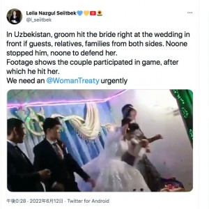 力いっぱい殴られてよろめく新婦（画像は『Leila Nazgul Seiitbek　2022年6月12日付Twitter「In Uzbekistan, groom hit the bride right at the wedding in front if guests」』のスクリーンショット）