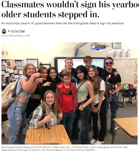 駆け付けた上級生たちに囲まれる12歳の少年（画像は『Washington Post　2022年6月2日付「Classmates wouldn’t sign his yearbook. So older students stepped in.」（Courtesy of Simone Lightfoot）』のスクリーンショット）