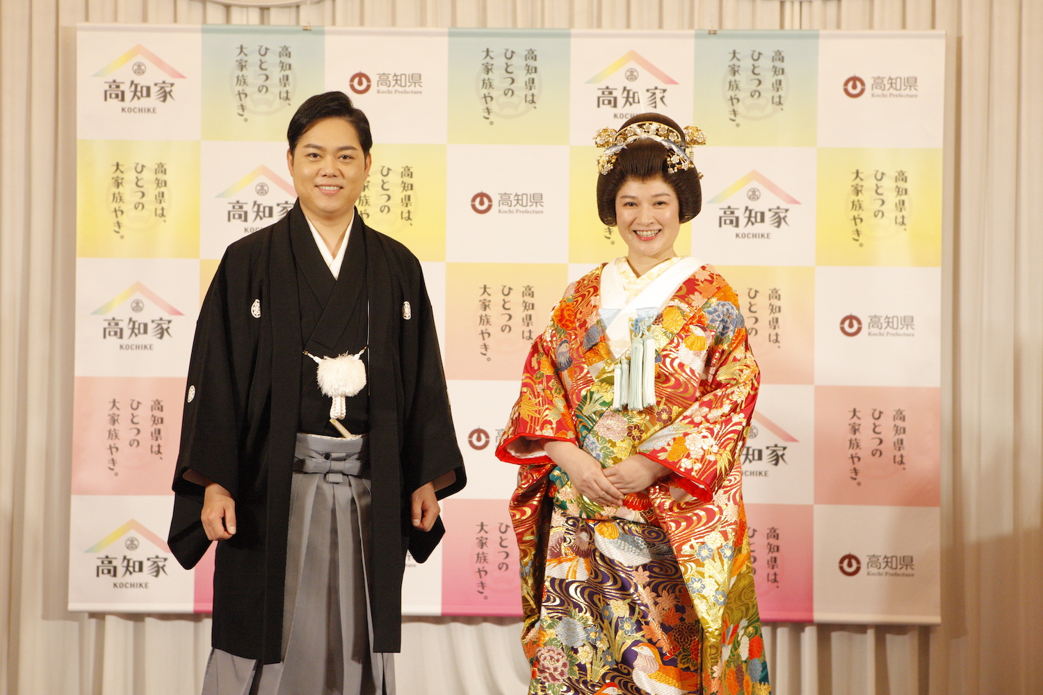 新郎新婦姿でイベントに登場した三山ひろしと島崎和歌子