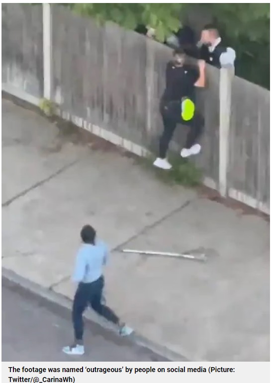 心配そうに周囲を歩く通行人（画像は『Metro　2022年6月12日付「Police officers filmed repeatedly punching boy, 16, in garden」（Picture: Twitter/＠_CarinaWh）』のスクリーンショット）