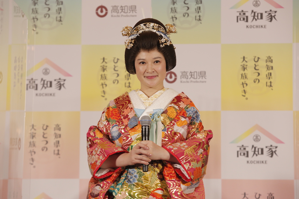 艶やかな色打掛姿の島崎和歌子