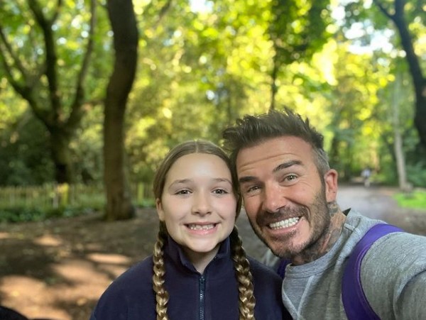 娘ハーパーちゃんと相変わらず仲が良いデヴィッド（画像は『David Beckham　2022年6月8日付Instagram「Smiles all around」』のスクリーンショット）