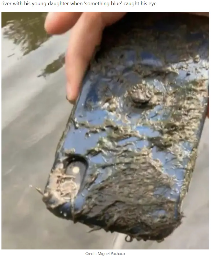 10か月も川底に眠っていたiPhone（画像は『LADbible　2022年6月23日付「Man Baffled As iPhone Still Works After 10 Months At Bottom Of River」（Credit: Miguel Pachaco）』のスクリーンショット）