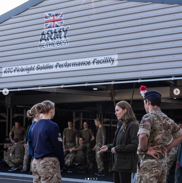 女性の訓練生達と対話するキャサリン妃（画像は『Duke and Duchess of Cambridge　2022年6月25日付Instagram「Today on Armed Forces Day」』のスクリーンショット）